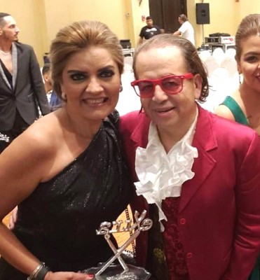 Lilian Caballero, premio Extra RRPP junto a Miguel Caballero Leiva