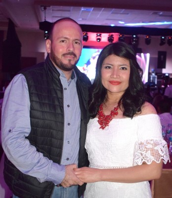 Los novios Allan Caballero y Lourdes Castro se comprometieron en pleno concierto.