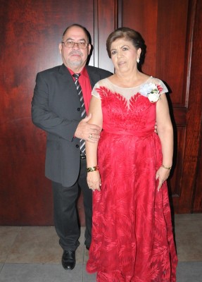 Los padres del novio, Mario Ramón Mejía y María Villanueva de Mejía