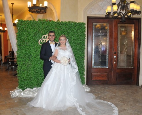 Luego de 2 meses de compromiso, Lesly Jaquelyn Menjivar Najarro y Allan Ariel Varela Servellón unieron sus vidas en matrimonio.