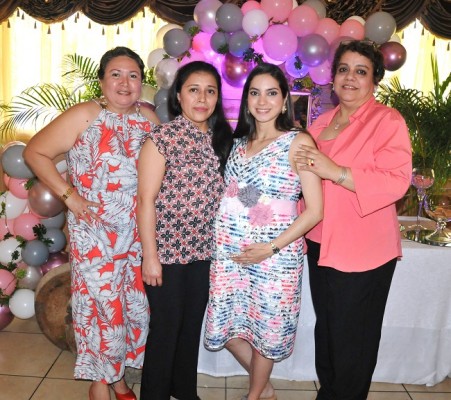 Mariela Casco, Rosalía García, Michelle Marissa Montoya de Hernández y Patricia de Alvarado