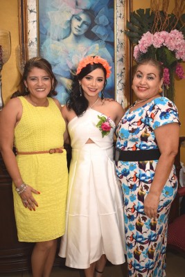 La encantadora novia, Gabriela Machuca, junto a su madre, Marilú Machuca y su futura suegra, Suyapa de Zelaya