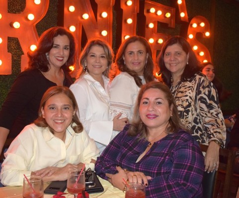 Marla Panayotti, Nancy Aguilar, Rosa María Kattán, Dora Córdova y Mayte de Ewens.