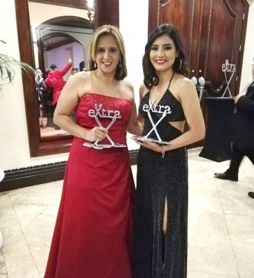 Marlyn Elisa Rivera premio Extra trayectoria con Katheryn Banegas Mejor Artista del año