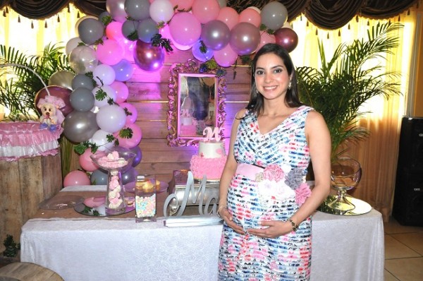 Michelle Marissa Montoya de Hernández lució espléndida en su baby shower
