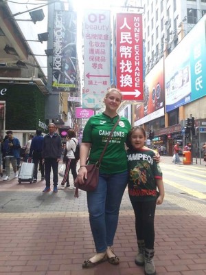 Mostrando al monstruo verde desde Hong Kong