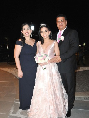 Natalia María Peña junto a sus padres, Karla y Raúl Peña