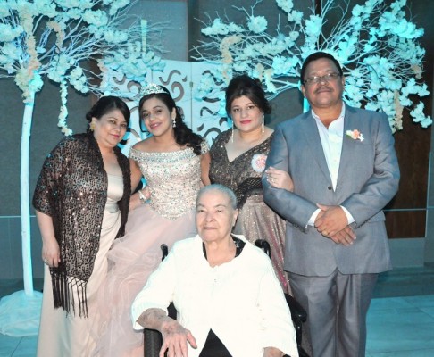 Natalia Mayela Cerrato junto a sus abuelitas y sus queridos padres, en la celebración de sus XV años.
