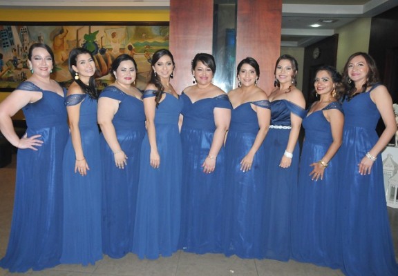 Las damas del cortejo de la novia: Paola Cardona, Julissa Duarte, Carol Flores, Dulce Casco, Larissa Noriega, Emilia Frech, Gina Butto y Emma Santos