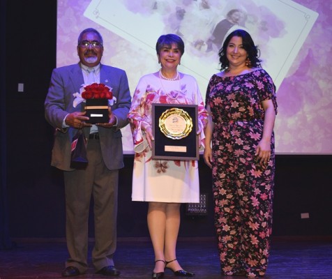 Ricardo Irías y Francia Quintana del Centro Cultural Sampedrano entregaron el reconocimiento a Linda Coello