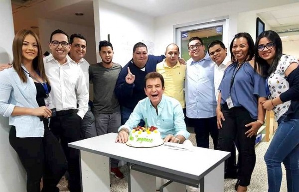 Salvador Nasralla festejó su sexagésimo sexto aniversario de vida rodeado de sus colegas de Televicentro.