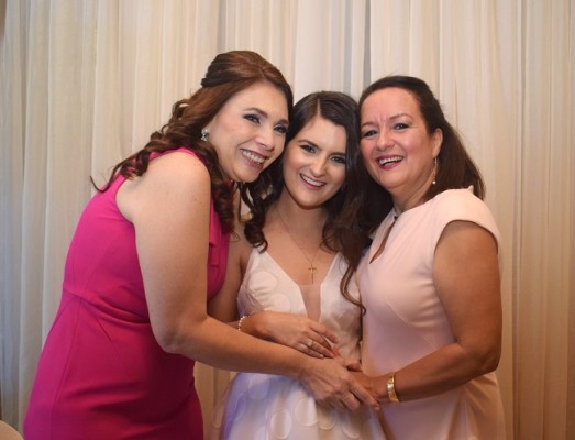 Sonia Bueso acompañada de su futura suegra Maribel Hernández y su mamá Sonia Torres