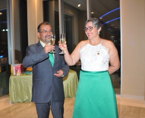 Martin Orellana y su esposa, Suyapa Castillo de Orellana, invitaron a todos a alzar sus copas para brindar en su gran noche de celebración