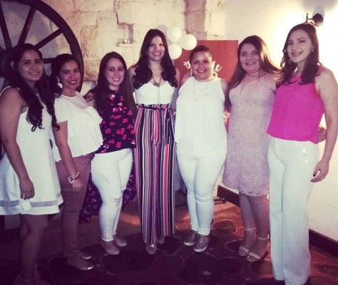 Tatiana Martinez, Ivana Coto, Dalia Giron, Alejandra Barrios, Gabriela Jimenez, Stephanie Torres y Sonia Avelar