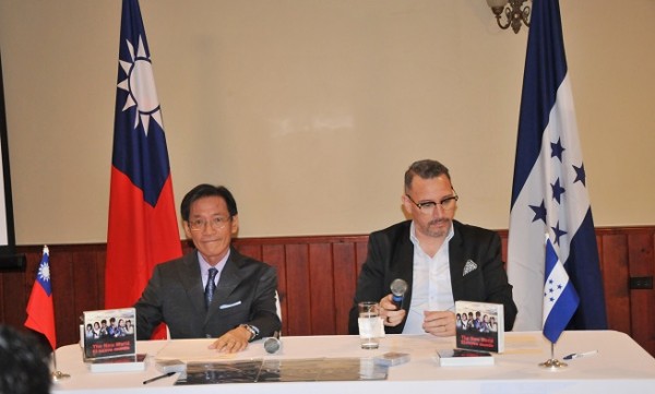 El consul de General de la República de China Taiwan, Benito Liao y Antonio Maldonado representante de Campus Televión firmaron el convenio de transmisión. 