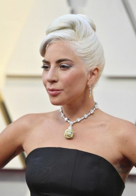 Todos los joyeros le está chepiando el collar a Lady Gaga