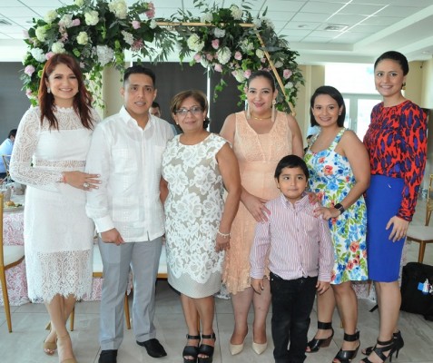 Vanessa Ayala de Sing, Rolando Sing, Doris García, Paty Zambrano, Tulio Zambrano, Blanca Lobo y Deyanira Martínez