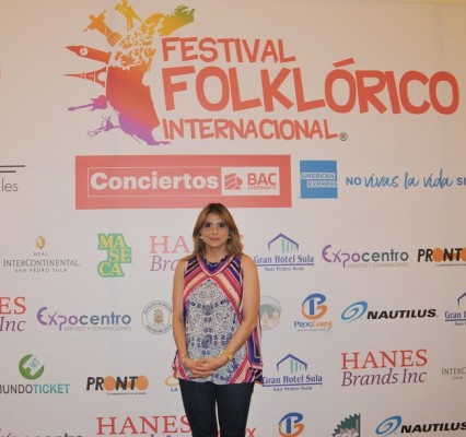 Vivian Kattán trabajando fuerte para que el Festival Folklórico Internacional sea todo un éxito