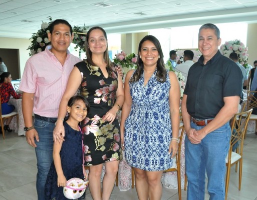 Walter Canales, Susan Artica, Kristen Canales, Larissa Cabrera y Carlos Rivas