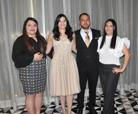 Alejandra Barrios y Sergio Reyes acompañados de las testigos de su boda, Gabriela Ustariz y Stephanie Torres de Flores