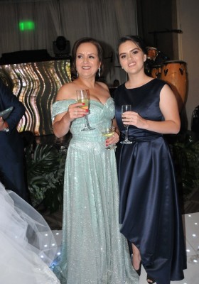 Andrea Bueso y la madre de la novia, Sonia Bueso