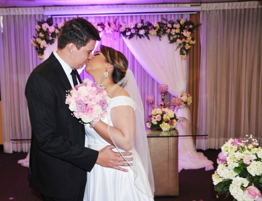 Arles Javier y Alicia Carolina fundieron sus destinos en una ceremonia fascinante que sellaron con un beso de amor eterno