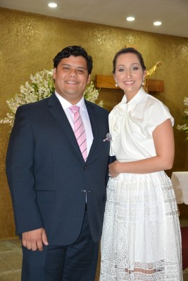 Carlos Flores y Jo-Anne Rodgers, padrinos de bautizo de Valentina
