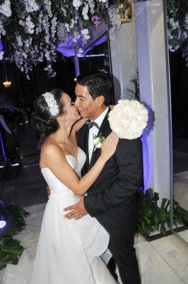 Carolina Patricia y Marco Tulio sellaron su amor con un romántico beso