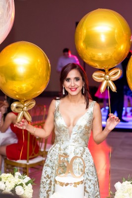 Como toda una diva, Waleska López de Aguilar en la celebración de sus 50 dorados