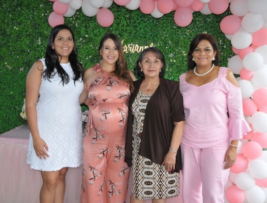 Con las oferentes del baby shower, Andrea Cáceres, Mildred Blanco, Teresa de Blanco y Ely Chavarría