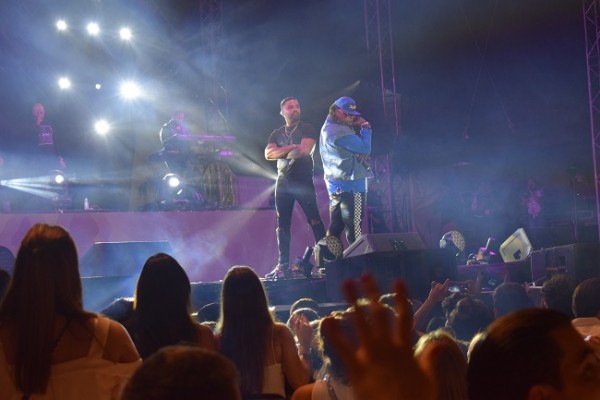 Zion y Lennox iniciando su concierto