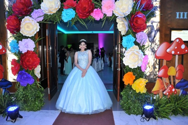 Entre un jardín multicolor, Leny Valeria posó para Farah La Revista.