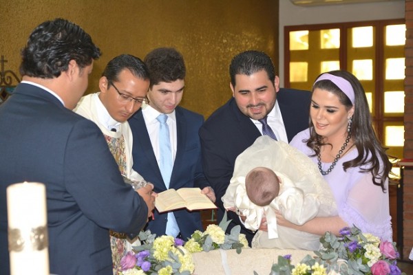 Emotivo instante para la familia Orellana-Kafati en el bautizo de Valentina