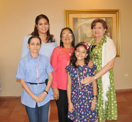 Debbie Ordóñez, Noemí Linares, María Luisa Linares de Amaya, María Fernanda Paz y Yolanda Linares