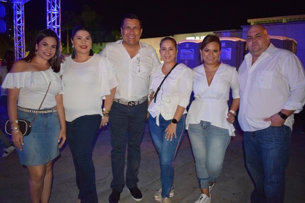 Dina Bendeck, Nicole Ramos, Eduardo Ramos, Sandra Mata, Carmen Rodezno y Arturo Rodezno