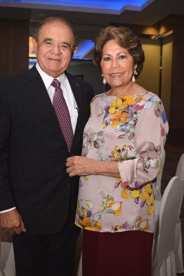 Don Alberto Díaz Lobo junto a su esposa, doña Nena Marinakys de Díaz Lobo.