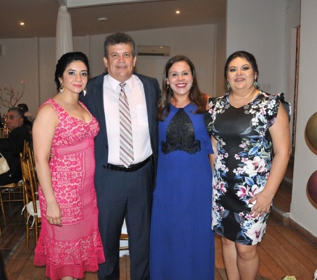 Dora y Camilo Venegas junto a Paola Díaz y Patricia Franco