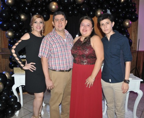 El cumpleañero Carlos Edwin Pleitez junto a sus hermanos, Liliana, Carlos y Andrea