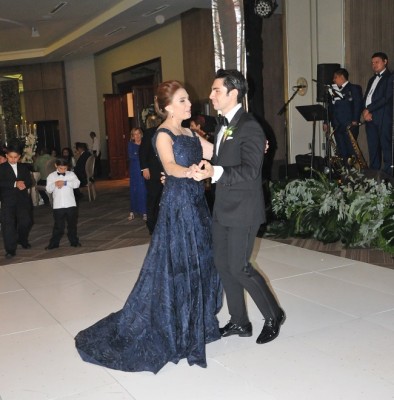 El novio compartió la pista de baile con su distinguida madre, Maribel Hernández quien se robó las miradas y halagos de muchos ante su impecable y sobria imagen ¡WAO!
