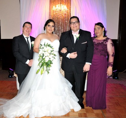 El padre del novio, Luis Cuestas Flores, Alejandra Nicole Campbell, Luis Beltrand Cuestas y la madre de la novia, Carmen Dalila Murillo