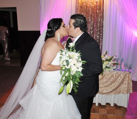 Esta pareja de amigos y confidentes, coronaron su amor tras 5 meses de su compromiso matrimonial en San Salvador