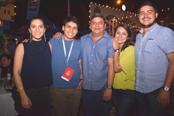 Fabiana Vitanza con Ricardo Jr, Ricardo, Cinthia y Gabriel Hidalgo.