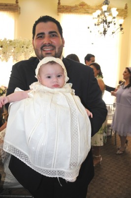 Guillermo Orellana Bahr, muy alegre y orgulloso con Valentina entre sus brazos