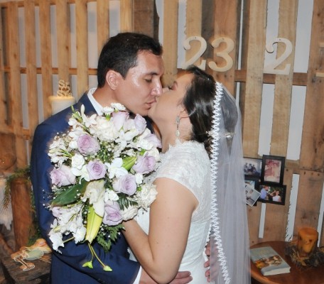 Jenny Melissa Franco Díaz y Gerson Wilfredo Tinoco Silva sellaron con un romántico beso su pacto de amor