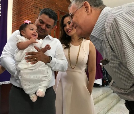 Juan Bendeck difrutando un lindo momento, la sonrisa de su nieta Gina María.