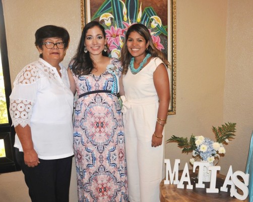 La abuela materna, Aída Urquía, Mirna Escobar de Gámez y su hermana, Sandy de Teruel