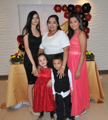 La cumpleañera con sus 4 nietos, Joselyn García, Camila Flores, Antonio Torres y Daniela Torres