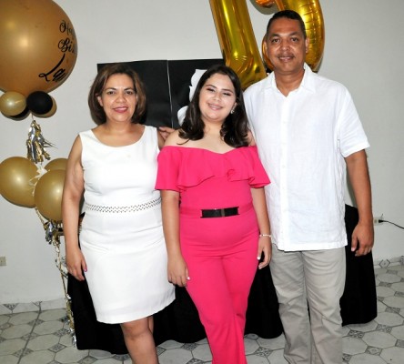 La encantadora quinceañera en una imagen única junto a sus padres, Glenda Arita de Torres y Eduardo Torres