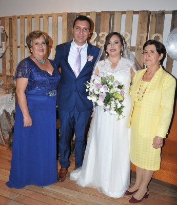 La madre de la novia, Isabel Díaz, Gerson Wilfredo Tinoco Silva, Jenny Melissa Franco Díaz y la tía del novio, Liduvina Perdomo