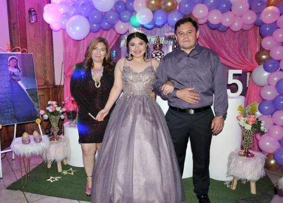 La quinceañera junto a sus padres, Carlos Humberto Alfaro y Aracely Romero.